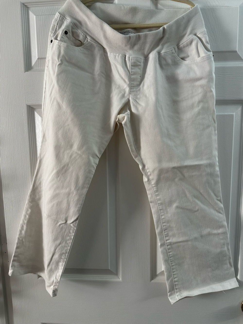 Liz Lange Maternity Off-White Jeans with Ribbed Waistband Top